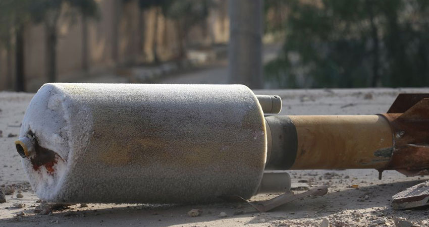 صورة لأحد الصواريخ المحمّلة بمواد كيميائيّة المستخدمة من قبل القوّات الحكوميّة السوريّة - المصدر أحد الناشطين الإعلاميين من الغوطة (مقابلة مع مراسل سوريون من أجل الحقيقة والعدالة 2018).