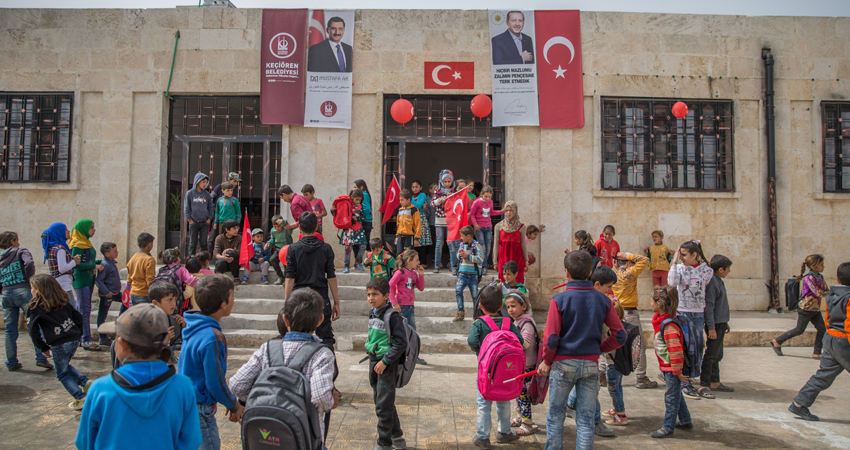 تلاميذ سوريون يحملون أعلام تركية في إحدى مدارس مناطق عفرين/سوريا. المصدر: Anadoluimages