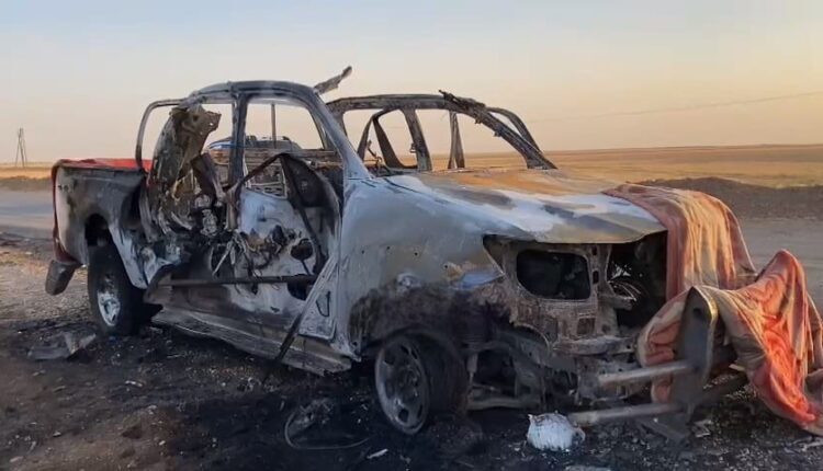 سيارة محترقة إثر استهدافها من قبل طائرة مسيرة تركية قرب مدينة القامشلي في شمال شرقي سوريا في 27 تموز/يوليو 2023 - المصدر: وسائل إعلام محلية