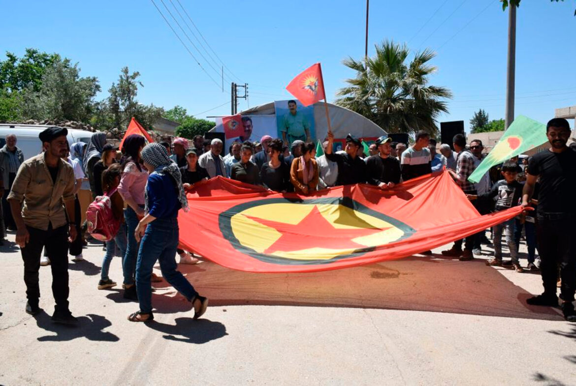 Members of the Revolutionary Youth Movement carrying the flags in Kobani - Credit: The official website of the Revolutionary Youth Movement