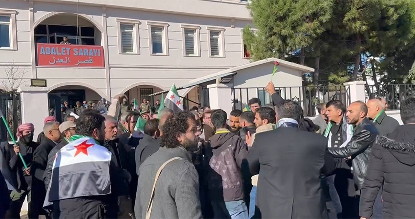 Footage from the lawyers’ protest, during which several journalists were attacked by local military and security forces. The protest was held on 18 December 2023 in front of the courthouse in the SNA-controlled al-Ra’i city in Aleppo’s northern countryside. Source: Facebook page of journalist Muhammad Haroun.