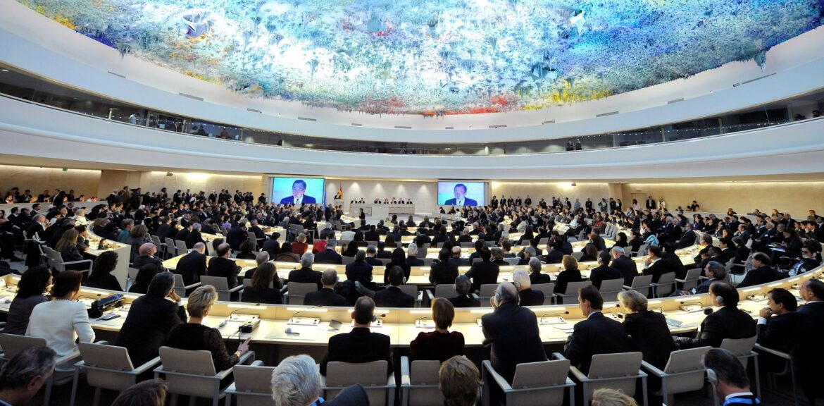 مشهد عام من قاعة الأمم المتحدة خلال عرض التقرير عن الوضع في سوريا أمام الدورة السابعة والعشرين لمجلس حقوق الإنسان. 16 أيلول/سبتمبر 2014. صور الأمم المتحدة / جان مارك فيريه