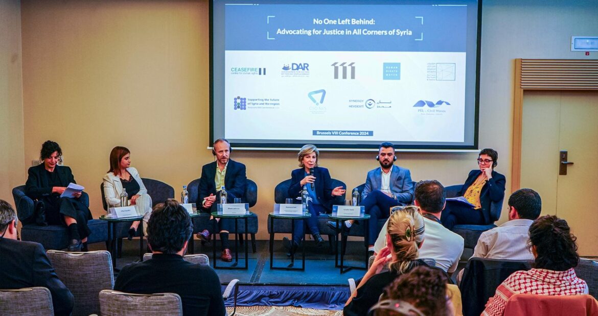 صورة تظهر جانباً من الحدث الجانبي المشترك تحت عنوان "لا تمضوا بدونهم: تعزيز العدالة للجميع في سوريا" على هامش مؤتمر بروكسل الثامن يوم 29 نيسان/أبريل 2024 في العاصمة البلجيكية بروكسل.