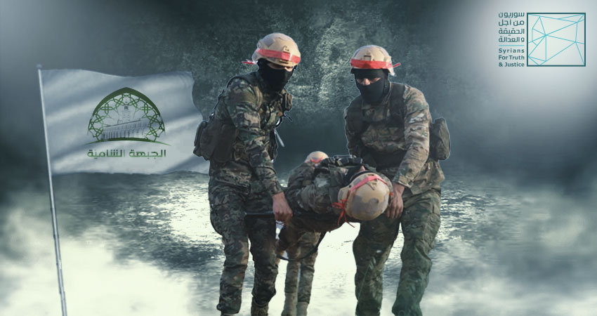 عناصر من الجبهة الشامية خلال تدريبات عسكرية في ريف حلب الشمالي. المصدر: مراسل الجبهة الشامية. إعادة تصميم: سوريون من أجل الحقيقة والعدالة.