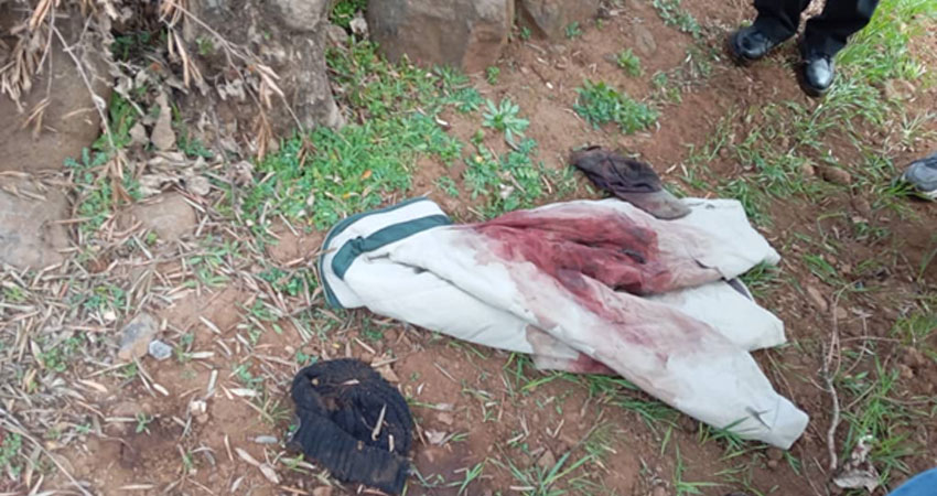 آثار الدماء على الملابس والأرض في المناطق التي عثر فيها على القتلى بعد عملية التفتيش في قرية فاحل بتاريخ 23 كانون الثاني/يناير 2025. المصدر: الشاهد عمر محمد.